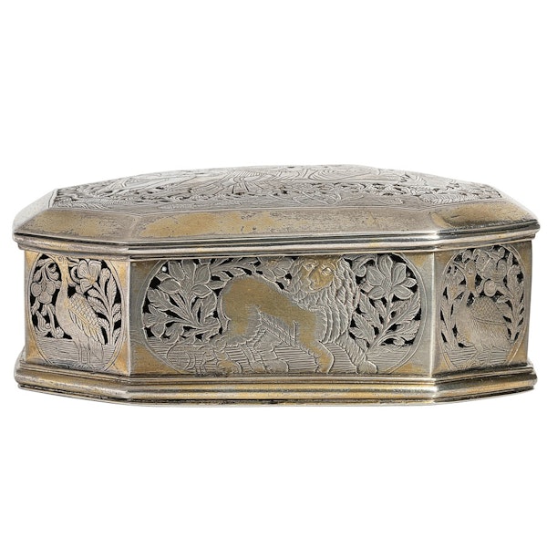 A fine and important 18th century Indian silver and parcel gilt octagonal pandan box with pierced and engraved decoration. - image 8