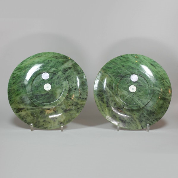 Pair of Chinese spinach green jade circular dishes, Qing Dynasty (1662-1916) - image 2