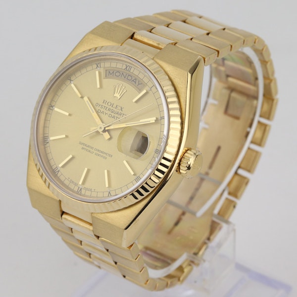 Rolex | Day-Date | Oyster Quartz | 18K Yellow gold | Ref 19018 - image 2