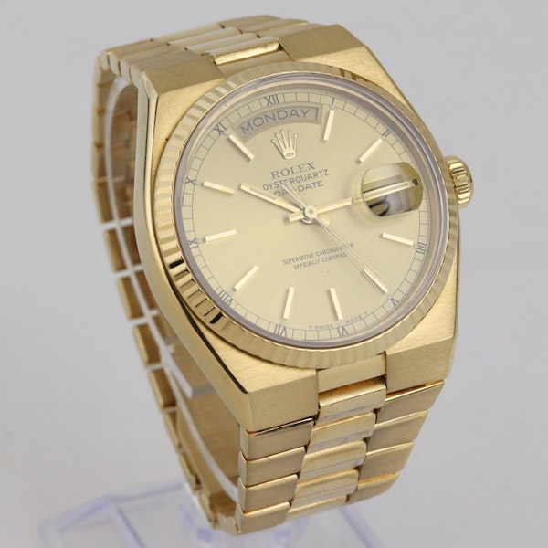 Rolex | Day-Date | Oyster Quartz | 18K Yellow gold | Ref 19018 - image 4