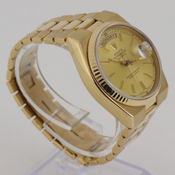 Rolex | Day-Date | Oyster Quartz | 18K Yellow gold | Ref 19018 - image 5