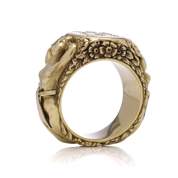 18kt Gold Ring with Coat of Arms - image 8