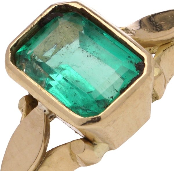 Vintage 18kt yellow gold natural Colombian emerald solitaire ring. - image 2