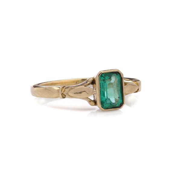 Vintage 18kt yellow gold natural Colombian emerald solitaire ring. - image 3