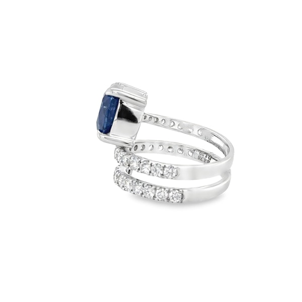 4.78ct. Blue sapphire & diamond spiral ring - image 3