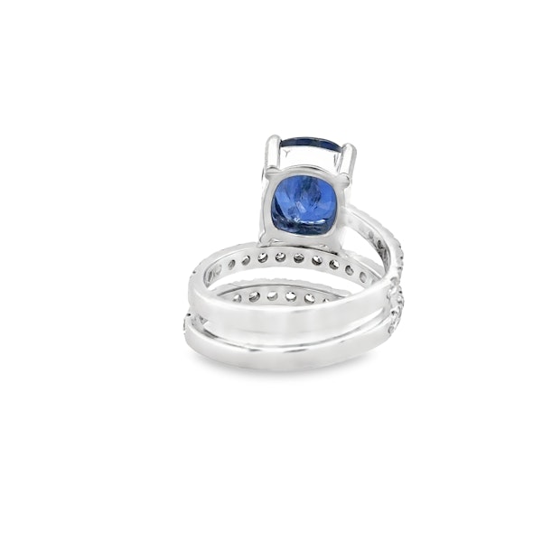 4.78ct. Blue sapphire & diamond spiral ring - image 4