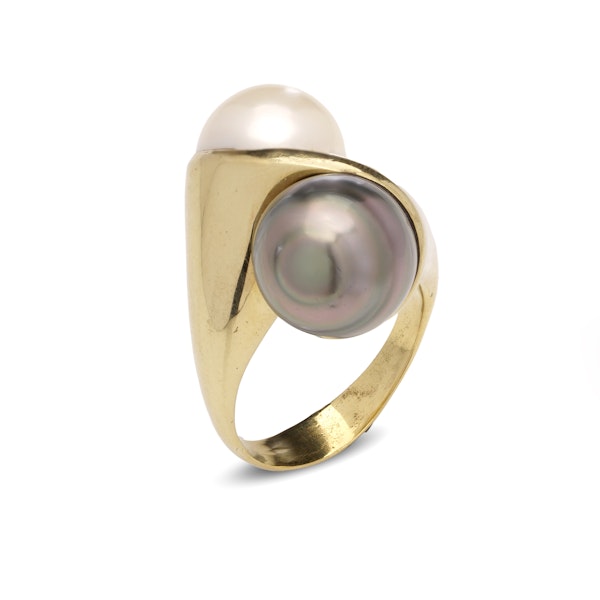 18kt gold Tahitian and South Sea pearl ring. - image 4