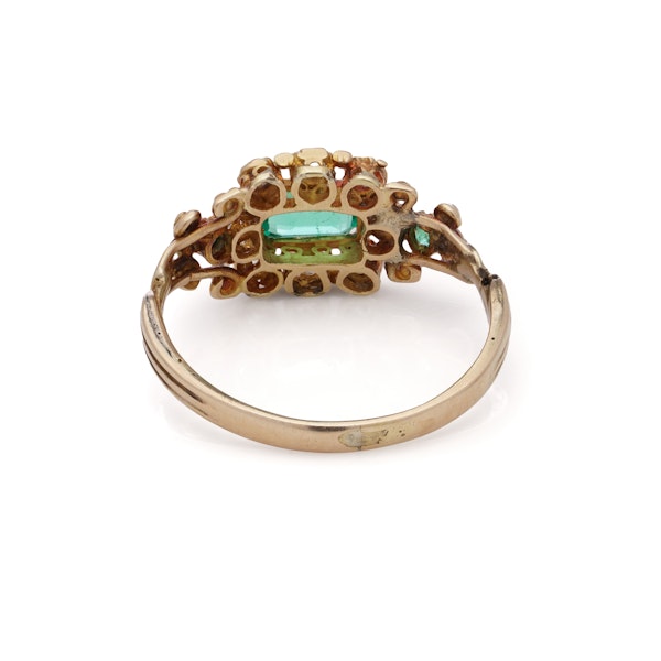 Victorian 18kt gold emerald cluster ring. - image 4