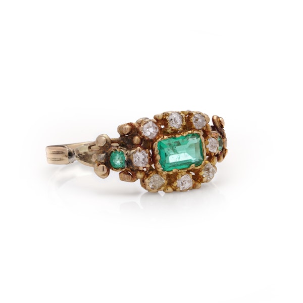 Victorian 18kt gold emerald cluster ring. - image 6