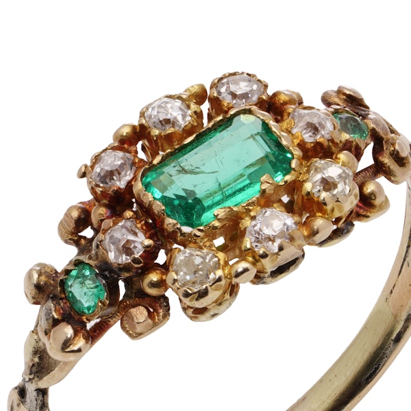 Victorian 18kt gold emerald cluster ring. - image 5