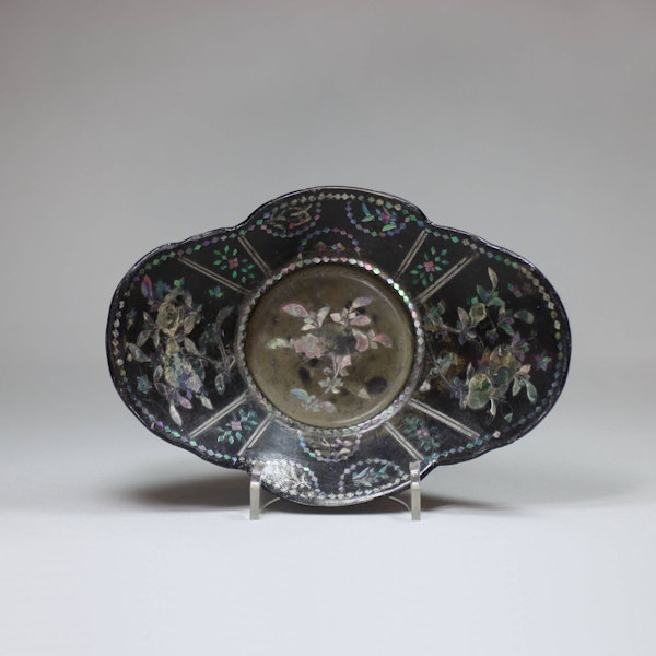 Chinese lac burgauté lobed cup-stand, Kangxi (1662-1722) - image 3