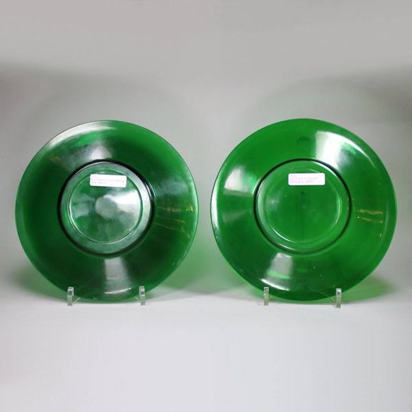 Pair of green Chinese Peking glass plates. - image 2