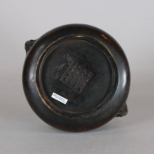 Small finely cast bronze incense burner, late Ming style but probably 19th century - image 2