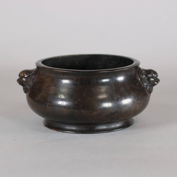 Small finely cast bronze incense burner, late Ming style but probably 19th century - image 1