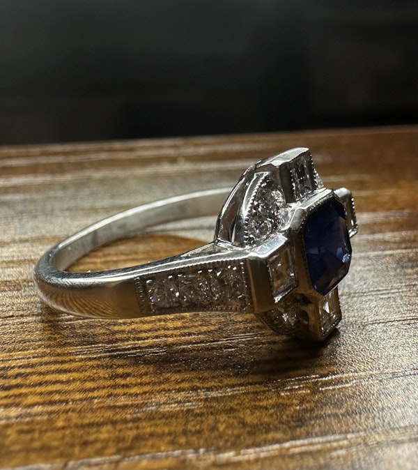 An important art-deco Sapphire & Diamond ring - image 3