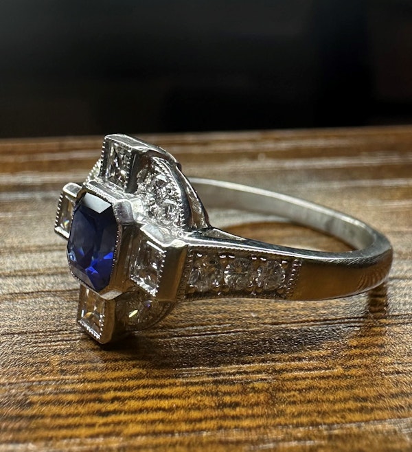 An important art-deco Sapphire & Diamond ring - image 4