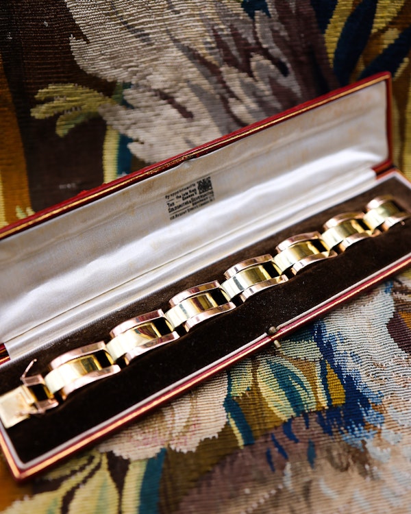 A very fine 14 ct. (stamped 585),  Greenish Yellow & Pink Gold Art Deco Tank Style Bracelet, in it's original box. Circa 1939 - image 5