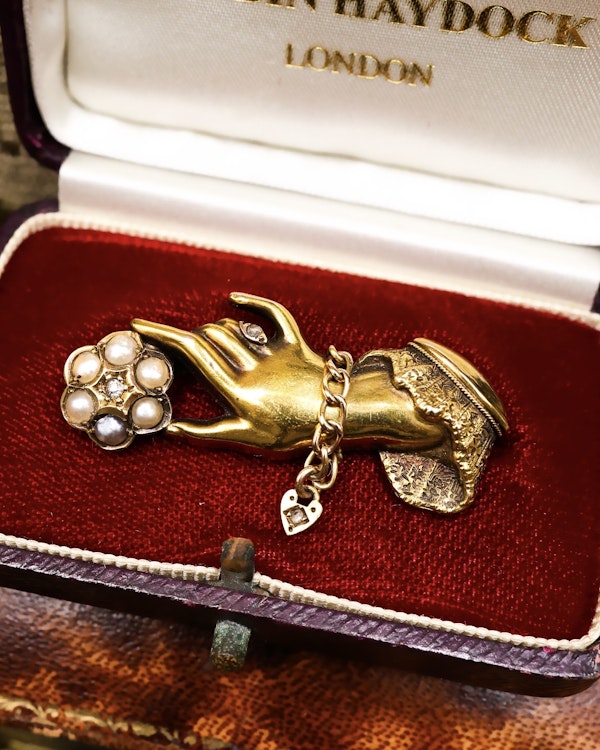 A very fine 15ct Yellow Gold Chester Hallmarked  Diamond & Natural Pearl Hand Brooch. Circa 1835 - 1900 - image 3