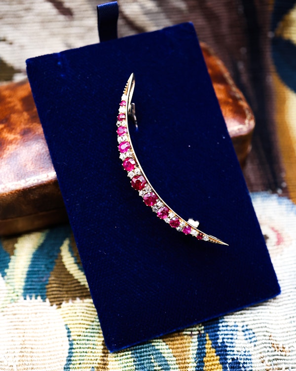 An exceptional Victorian 18ct. Yellow Gold (tested), Untreated Burma Ruby and Diamond Crescent Brooch. Circa 1890. - image 1