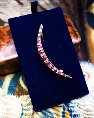 Downstairs at Grays: An exceptional Victorian 18ct. Yellow Gold (tested), Untreated Burma Ruby and Diamond Crescent Brooch. Circa 1890.
