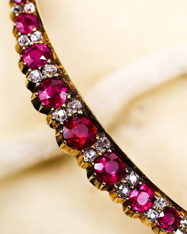 An exceptional Victorian 18ct. Yellow Gold (tested), Untreated Burma Ruby and Diamond Crescent Brooch. Circa 1890. - image 2