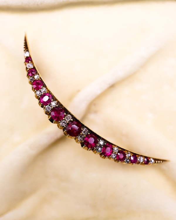 An exceptional Victorian 18ct. Yellow Gold (tested), Untreated Burma Ruby and Diamond Crescent Brooch. Circa 1890. - image 3