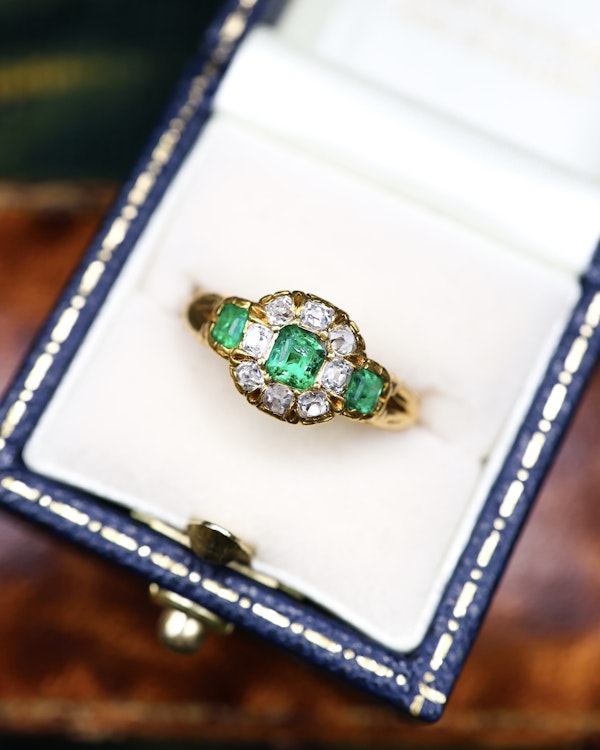 A very fine 15 ct  Yellow Gold (tested) Antique Emerald (3) and Diamond Ring, Circa 1860 - image 3