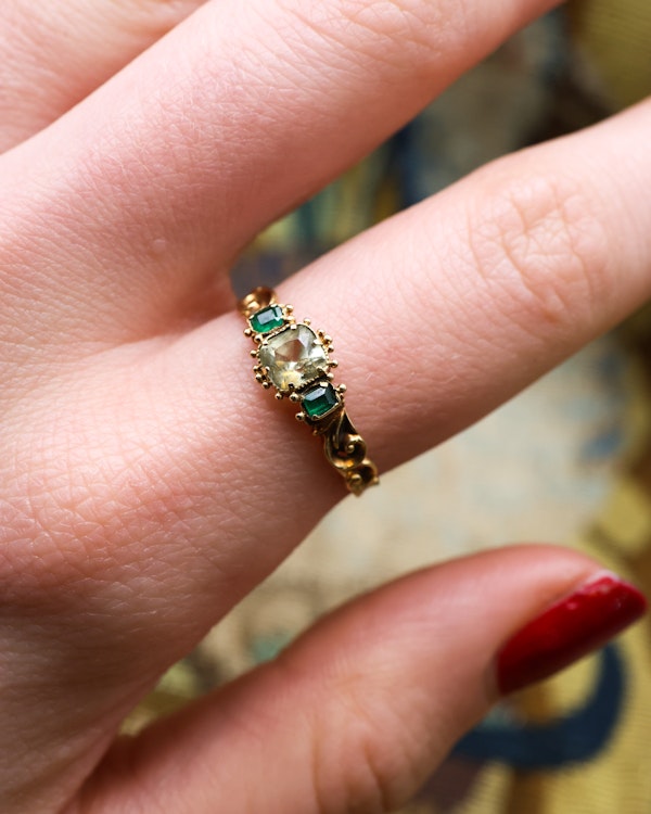 A very fine 15 ct. Yellow Gold (tested), Late Georgian / Early Victorian, Chrysoberyl and Emerald (2), carved ring. English Circa 1830. - image 2