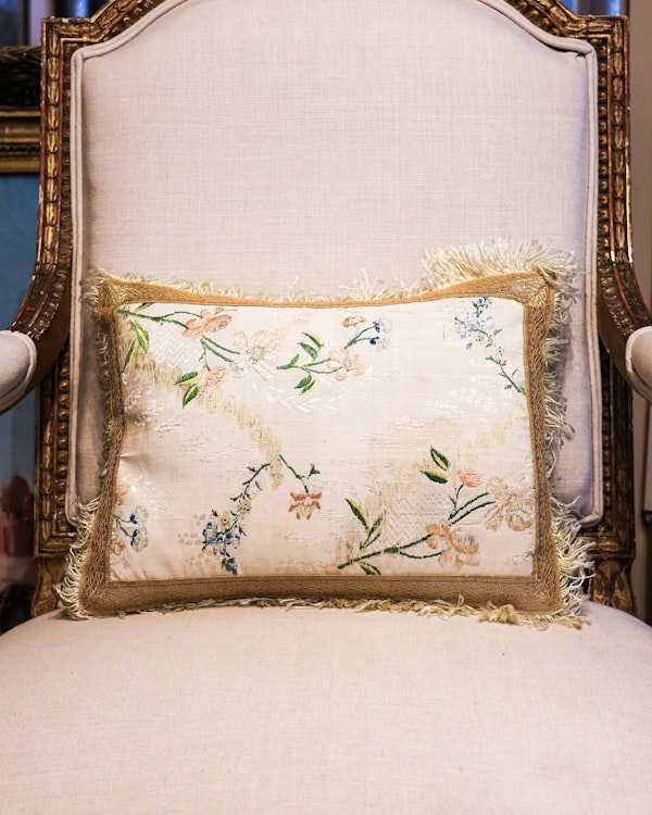 An extremely fine pair of French, Hand-Woven Silk Brocade panels with Silver Gilt Relief, presented as a pair of cushions. Panels Circa 1760. - image 3