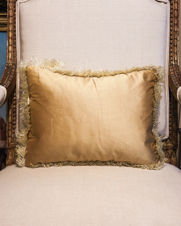 An extremely fine pair of French, Hand-Woven Silk Brocade panels with Silver Gilt Relief, presented as a pair of cushions. Panels Circa 1760. - image 5