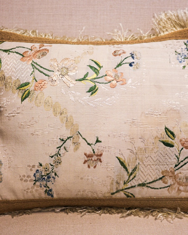 An extremely fine pair of French, Hand-Woven Silk Brocade panels with Silver Gilt Relief, presented as a pair of cushions. Panels Circa 1760. - image 4