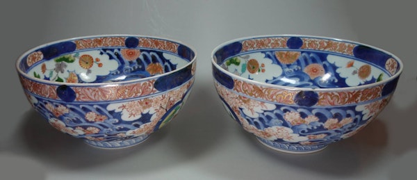 Pair of Japanese Imari bowls, early 18th century - image 3