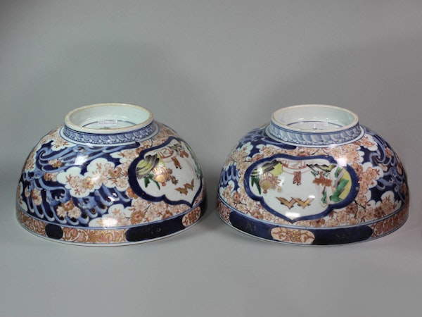 Pair of Japanese Imari bowls, early 18th century - image 4