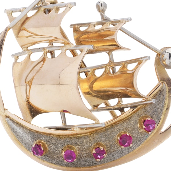 18kt Yellow Gold Sailing Ship Brooch with Rubies. - image 3