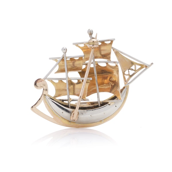 18kt Yellow Gold Sailing Ship Brooch with Rubies. - image 4