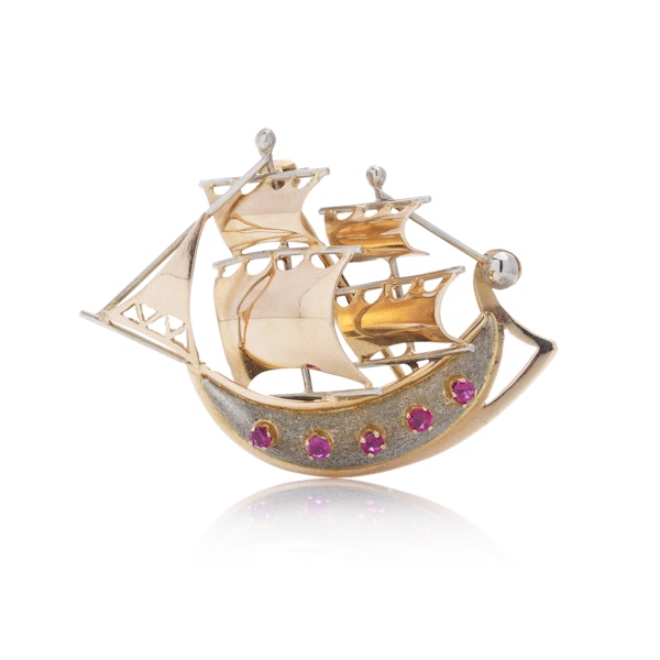 18kt Yellow Gold Sailing Ship Brooch with Rubies. - image 2