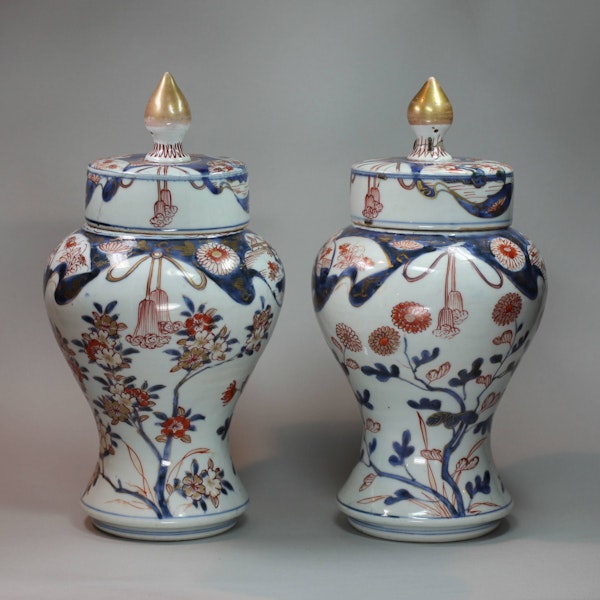 Pair of Japanese Imari baluster vases and covers, c.1700 - image 1