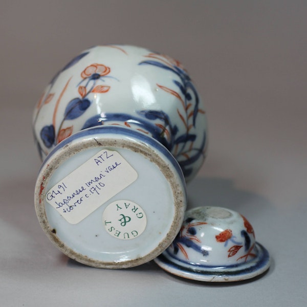 Japanese small Imari vase and cover, c.1710 - image 2