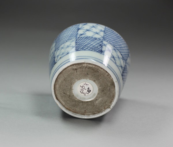 Japanese Arita blue and white cup, 19th century - image 2