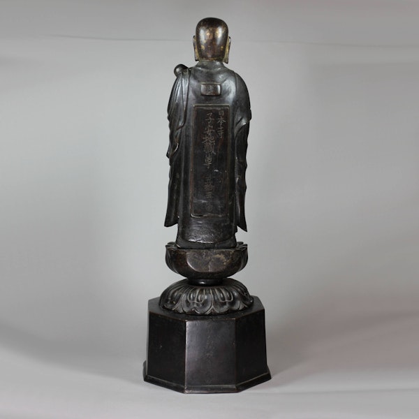 Rare Japanese bronze group of Buddha holding a child with a peach in its hand, late 18th century - image 2