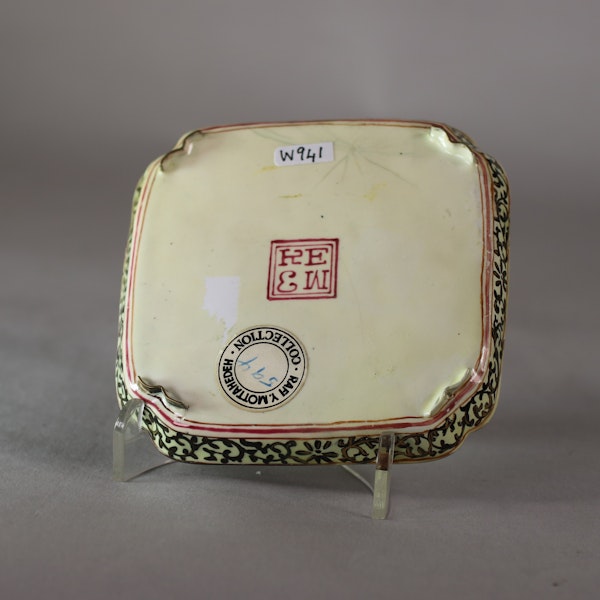 Canton enamel square saucer with canted corners, Qianlong (1736-95), decorated with a lady and 2 cherubs - image 2