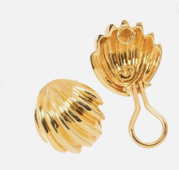 Tiffany 18k Gold Shell earrings - image 2