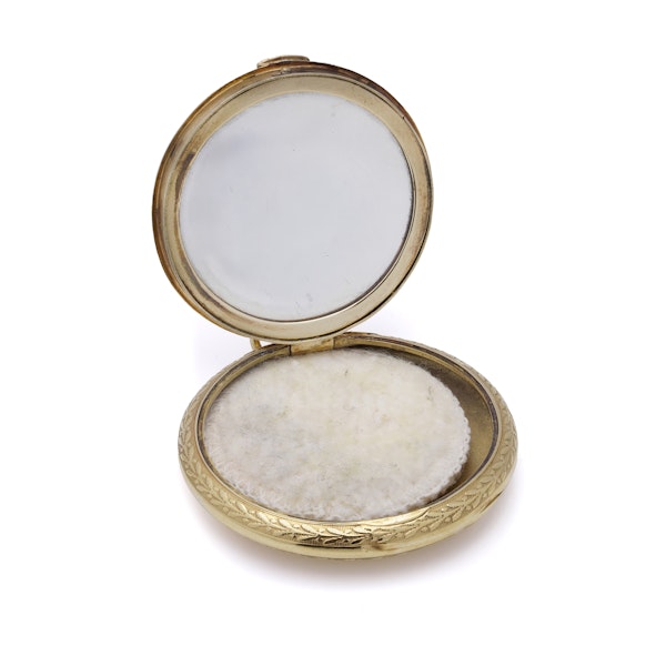 18kt gold round design compact case with a finely engraved guilloché pattern on the exterior. - image 4