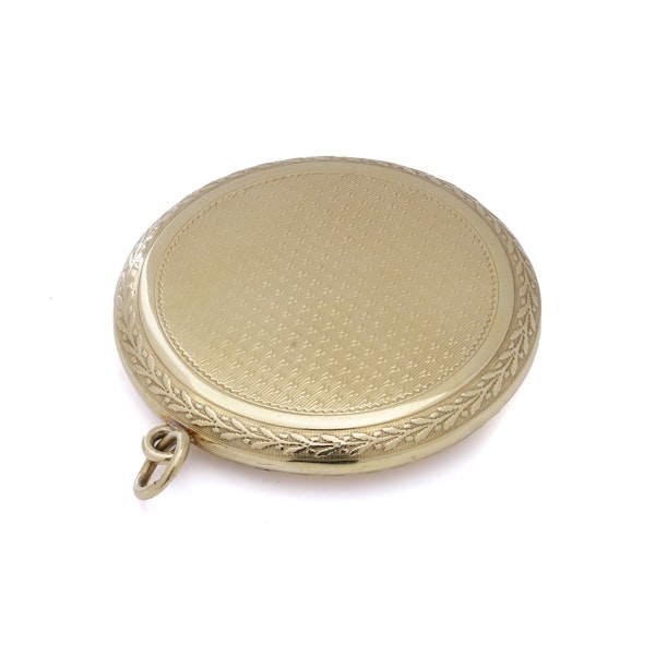 18kt gold round design compact case with a finely engraved guilloché pattern on the exterior. - image 6