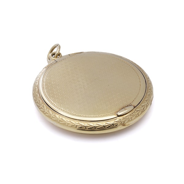 18kt gold round design compact case with a finely engraved guilloché pattern on the exterior. - image 8