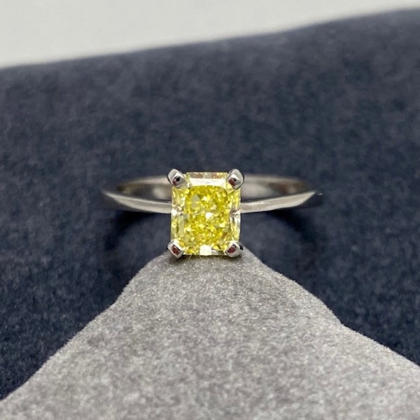 Fancy Intense Yellow Diamond ring in 18ct White Gold date circa 1980, SHAPIRO & Co since1979 - image 1