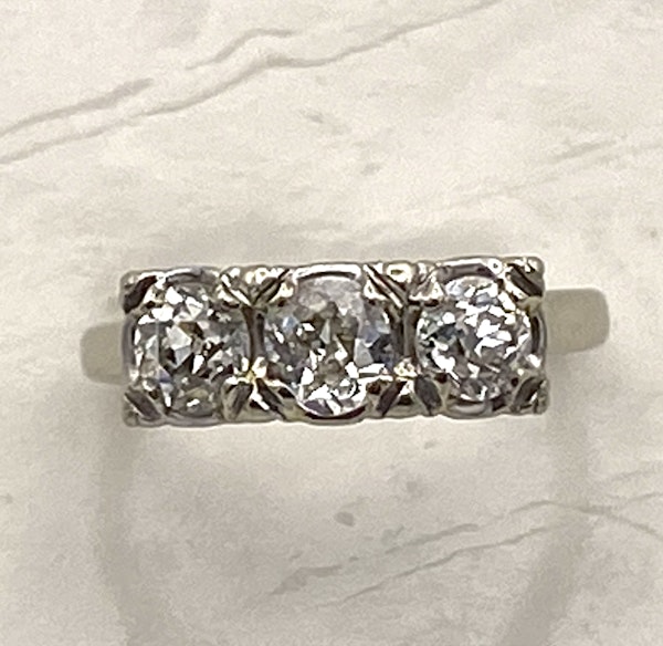 Retro 3 stone diamond ring - image 3