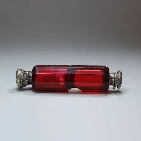 Ruby tinted double ended scent bottle, 19th century - image 2