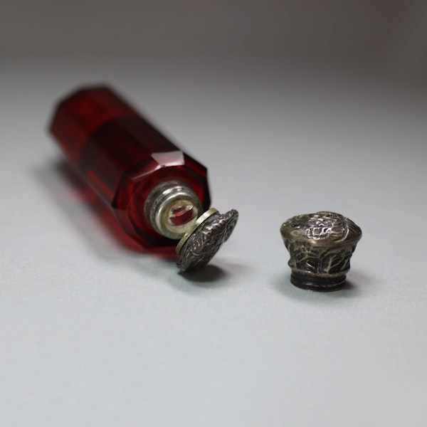 Ruby tinted double ended scent bottle, 19th century - image 3