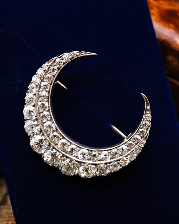 A very fine Silver Tipped 15 ct. Yellow Gold Victorian Diamond Crescent Brooch. English Circa 1890 - image 2